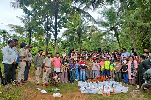 ರಿಪ್ಪನ್‌ಪೇಟೆ ಸಮೀಪದ ಚಿಕ್ಕಜೇನಿ ಗ್ರಾಪಂ ವ್ಯಾಪ್ತಿ ಕಾರೆಮಟ್ಟಿ ಗ್ರಾಮದಲ್ಲಿ ವಿದ್ಯಾರ್ಥಿಗಳಿಗೆ ಪರಿಸರ ಜಾಗೃತಿ ಮೂಡಿಸುತ್ತಿರುವ ಅರಣ್ಯ ಇಲಾಖೆ ಸಿಬ್ಬಂದಿ. ಹಾಲೇಶ್, ಹರೀಶ್, ಬಾಲಚಂದ್ರ ನಾಯ್ಡು ಇತರರಿದ್ದರು.