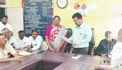 ರಟ್ಟಿಹಳ್ಳಿ ತಾಲೂಕಿನ ಮಾಸೂರು ಗ್ರಾಮದಲ್ಲಿ ಸಮುದಾಯ ಆರೋಗ್ಯ ಕೇಂದ್ರವನ್ನು ಯಥಾಸ್ಥಿತಿಯಲ್ಲಿ ಮುಂದುವರಿಸಲಾಗುವುದು ಎಂದು ಡಿಎಚ್‌ಒ ಜಯಾನಂದ ಲಿಖಿತ ರೂಪದಲ್ಲಿ ಪತ್ರ ನೀಡಿದರು. ಪ್ರಮೇಳಾ ನಡುವಿನಮನಿ, ನಾರಾಯಣಪ್ಪ ಗೌರಕ್ಕನವರ, ಸಾಹಿತಿ ಡಾ.ನಿಂಗಪ್ಪ ಚಳಗೇರಿ, ನಾಗರಾಜ ಹಿರೇಮಠ ಇತರರು ಇದ್ದರು. 