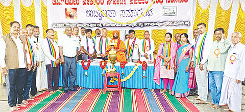 ಸರಗೂರು ತಾಲೂಕಿನ ಪಟ್ಟಣದ ಚೌಡೇಶ್ವರಿ ಭವನದಲ್ಲಿ ತೋಟವೀರ ಸೌಹಾರ್ದ ಸಹಕಾರ ಸಂಘವನ್ನು ಗಣ್ಯರು ಉದ್ಘಾಟಿಸಿದರು. ಜಿ.ವಿಜಯಕುಮಾರ್, ಶ್ರೀದಿವ್ಯ ಜ್ಞಾನನಂದಗಿರಿ ಸ್ವಾಮೀಜಿ, ಎಸ್.ವಿ.ಸುಬ್ಬರಾಮ ಮತ್ತಿತರರಿದ್ದರು.
