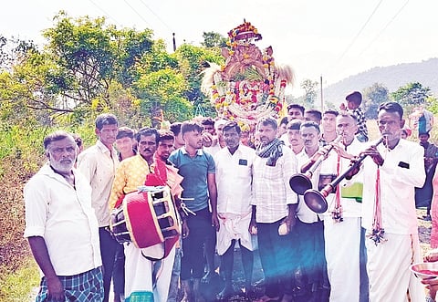 ಸರಗೂರು ತಾಲೂಕಿನ ಇಟ್ನ ಗ್ರಾಮದಿಂದ ಅಮ್ಮನವರ ಉತ್ಸವ ಮೂರ್ತಿ ಚಿಕ್ಕದೇವಮ್ಮ ಬೆಟ್ಟಕ್ಕೆ ತೆರಳಿತು.