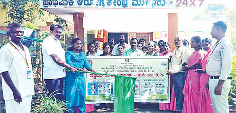 ಸರಗೂರು ತಾಲೂಕಿನ ಮುಳ್ಳೂರು ಪ್ರಾಥಮಿಕ ಆರೋಗ್ಯ ಕೇಂದ್ರದಲ್ಲಿ ರಾಷ್ಟ್ರೀಯ ಡೆಂಘಿ ಜಾಗೃತಿ ಜಾಥಕ್ಕೆ ತಾಲೂಕು ಆರೋಗ್ಯಾಧಿಕಾರಿ ಡಾ.ರವಿಕುಮಾರ್ ಚಾಲನೆ ನೀಡಿದರು. ಡಾ.ಬೃಂದಾ, ಶರಣಪ್ಪ, ರವಿರಾಜ್ ಇತರರು ಇದ್ದರು.
