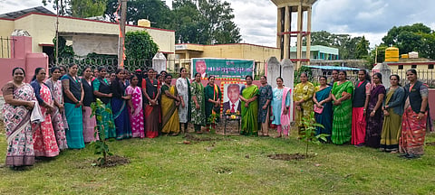 ಸರಗೂರು ತಾಲೂಕಿನ ಪಟ್ಟಣದ ಜೆಎಸ್ಎಸ್ ಕಾಲೇಜು ಆವರಣದಲ್ಲಿ ಪರಿಸರ ದಿನಾಚರಣೆ ಅಂಗವಾಗಿ ಸಸಿ ನೆಡುವ ಕಾರ್ಯಕ್ರಮಕ್ಕೆ ಸುಧಾ ಮೃತ್ಯುಂಜಯಪ್ಪ ಚಾಲನೆ ನೀಡಿದರು.ಸೀಮಾ, ಶೀಲಾ, ಉಮಾ ಮಂಜುಳಾ ಇತ್ತರರು ಇದ್ದರು.