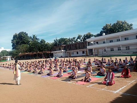 ಸರಗೂರು ತಾಲೂಕಿನ ಲಯನ್ಸ್ ಅಕಾಡೆಮಿ ಶಾಲೆಯಲ್ಲಿ ಯೋಗ ದಿನಾಚರಣೆಯನ್ನು ಆಚರಿಸಲಾಯಿತು