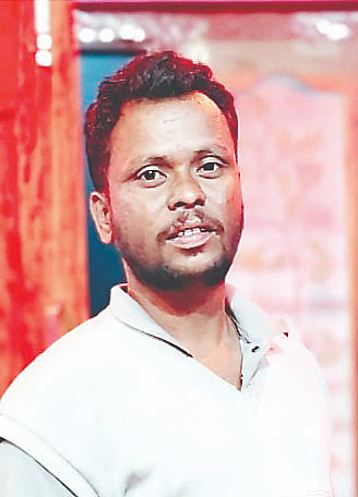 ಕಾಡು ಹಂದಿಗೆ ದಾಳಿಯಿಂದ ಗಾಯಗೊಂಡಿರುವ ಸುರೇಶ್. 