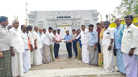 ರಾರಾವಿ ಗ್ರಾಮದ ಬೀರಲಿಂಗೇಶ್ವರ ದೇವಸ್ಥಾನದ ಜಿರ್ಣೋದ್ಧಾರಕ್ಕೆ ಧರ್ಮಸ್ಥಳ ಗ್ರಾಮಾಭಿವೃದ್ಧಿ ಯೋಜನೆಯ ತಾಲೂಕು ಕ್ಷೇತ್ರ ಯೋಜನಾಧಿಕಾರಿ ಸುಧೀರ್ ಹಂಗಳೂರ್ ಎರಡು ಲಕ್ಷ ರೂ. ಮೊತ್ತದ ಡಿಡಿಯನ್ನು ದೇವಸ್ಥಾನ ಸಮಿತಿ ಅಧ್ಯಕ್ಷ ಪೂಜಾರಿ ಹಗರೆಪ್ಪಗೆ ವಿತರಿಸಿದರು. 