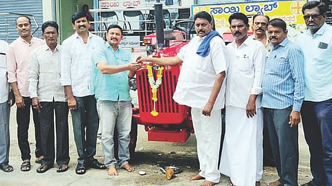 ಸಿರಗುಪ್ಪದ ಪ್ರಾಕೃಪಸ ಸಂಘ ನಂ-2 ಹಾಗೂ ಬಿಡಿಸಿಸಿ ಬ್ಯಾಂಕ್ ಸಹಕಾರದಿಂದ ರೈತ ಎಚ್.ಶಿವಬಸನಗೌಡಗೆ ಟ್ರಾೃಕ್ಟರ್ ವಿತರಿಸಲಾಯಿತು. ಅಧ್ಯಕ್ಷ ಟಿ.ನಾಂಚರಯ್ಯ, ಉಪಾಧ್ಯಕ್ಷ ವೈ.ಮೂಕಣ್ಣ, ಬಿಡಿಸಿಸಿ ಬ್ಯಾಂಕ್ ಮೇಲ್ವಿಚಾರಕ ಸಂತೋಷ್ ಕುಮಾರ್, ಸಿಬ್ಬಂದಿ ಇದ್ದರು.