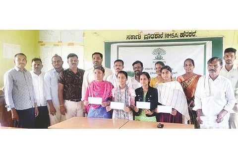 ಹೆರಕಲ್ಲು ಗ್ರಾಮದ ಪ್ರೌಢಶಾಲೆಯಲ್ಲಿ ಎಸ್ಸೆಸ್ಸೆಲ್ಸಿಯಲ್ಲಿ ಅಧಿಕ ಅಂಕ ಪಡೆದ ವಿದ್ಯಾರ್ಥಿಗಳಿಗೆ ಮೋಕ್ಷ ಫೌಂಡೇಷನ್ ವತಿಯಿಂದ ಪ್ರೋತ್ಸಾಹ ಧನ ನೀಡಲಾಯಿತು. ಮೋಕ್ಷ ಫೌಂಡೇಷನ್ ಸಂಸ್ಥಾಪಕ ಬಿ.ವೀರೇಶ, ಶಿಕ್ಷಕರಾದ ಎರೆಪ್ಪಗೌಡ, ಶಿವಪ್ರಸಾದ್, ಖಾದರ್ ಬಾಷಾ ಇತರರಿದ್ದರು.