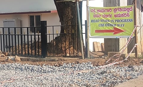 ರೈಲ್ವೆ ಇಲಾಖೆ ಆಳವಡಿಸಿರುವ ನಾಮಫಲಕ.