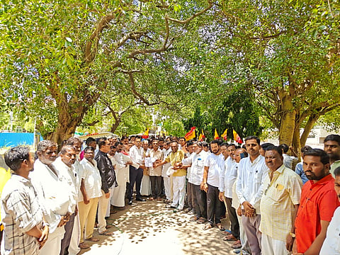 ಸಿರವಾರದಲ್ಲಿ ತಹಸೀಲ್ದಾರ್ ಅಶೋಕ ಪವಾರ್‌ಗೆ ಏಮ್ಸ್ ಹೋರಾಟ ಸಮಿತಿ ಸೋಮವಾರ ಮನವಿ ಸಲ್ಲಿಸಿತು. 