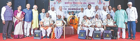 ಸೊಲ್ಲಾಪುರದಲ್ಲಿ ಭಾನುವಾರ ನಡೆದ ಅಖಿಲ ಭಾರತ ಹೊರನಾಡ ಕನ್ನಡ ಸಂಗಳ ಪ್ರತಿನಿಧಿಗಳ 10ನೇ ಮಹಾಮೇಳದ ಸಮಾರೋಪದಲ್ಲಿ ವಿವಿಧ ಕ್ಷೇತ್ರದ ಸಾಧಕರನ್ನು ಸನ್ಮಾನಿಸಲಾಯಿತು. ಕಾಶಿ ಜಗದ್ಗುರು ಶ್ರೀ ಡಾ.ಮಲ್ಲಿಕಾರ್ಜುನ ಶಿವಾಚಾರ್ಯ, ಮಾಜಿ ಶಾಸಕ ವಿಶ್ವನಾಥ ಚಾಕೋತೆ, ರಂಜಾನ್​ ದರ್ಗಾ, ಶಂಕರ ಹಲಗತ್ತಿ, ಸಂಜೀವ ಕುಲಕರ್ಣಿ, ಶಿವಾನಂದ ಭಾವಿಕಟ್ಟಿ, ವಿಶ್ವೇಶ್ವರ ಹಿರೇಮಠ, ಗುರು ಹಿರೇಮಠ ಇತರರಿದ್ದರು.