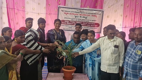 ಶಿರಹಟ್ಟಿಯ ಡಿ. ದೇವರಾಜ ಅರಸು ಭವನದಲ್ಲಿ ಹಮ್ಮಿಕೊಂಡಿದ್ದ ನಗರ ಜೀವನೋಪಾಯ ಅಭಿಯಾನ ಹಾಗೂ ಪಿಎಂ- ಸ್ವನಿಧಿ ಯೋಜನೆಯ ಕಾರ್ಯಕ್ರಮವನ್ನು ಪಪಂ ಮುಖ್ಯಾಧಿಕಾರಿ  ಸವಿತಾ ತಾಂಬ್ರೆ ಉದ್ಘಾಟಿಸಿದರು. 