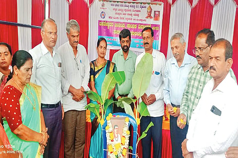 ಬುಕ್ಕಾಂಬುದಿಯಲ್ಲಿ ಆಯೋಜಿಸಿದ್ದ ಬಸವೇಶ್ವರರ ಜಯಂತಿ ಹಾಗೂ ಕಾಯಕ ದಿನಾಚರಣೆಯಲ್ಲಿ ಬಸವಣ್ಣನವರ ಭಾವಚಿತ್ರಕ್ಕೆ ಪುಷ್ಪಾರ್ಚನೆ ಸಲ್ಲಿಸಲಾಯಿತು. 