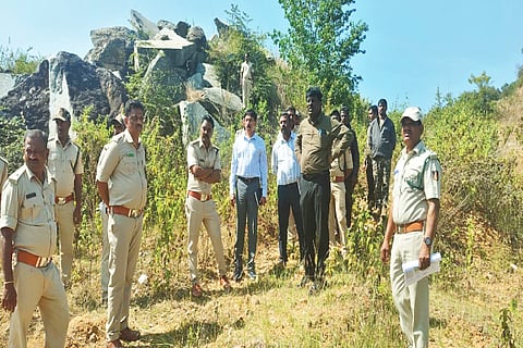 ಬಾಲಕಿ ಮೇಲೆ ಚಿರತೆ ದಾಳಿ ನಡೆಸಿದ ಸ್ಥಳಕ್ಕೆ ಶಿವಮೊಗ್ಗ ಮುಖ್ಯಅರಣ್ಯ ಸಂರಕ್ಷಣಾಧಿಕಾರಿ ಹನುಮಂತಪ್ಪ ಭೇಟಿ ನೀಡಿ ಪರಿಶೀಲಿಸಿದರು.