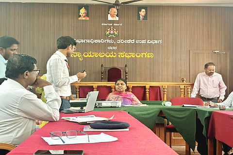 ತರೀಕೆರೆ ಉಪ ವಿಭಾಗಾಧಿಕಾರಿಗಳ ಕಚೇರಿಯಲ್ಲಿ  ಆಯೋಜಿಸಿದ್ದ ಪೂರ್ವಭಾವಿ ಸಭೆಯಲ್ಲಿ  ಡಾ.ಬಿ.ಜಿ.ಚಂದ್ರಶೇಖರ್ ಮಾತನಾಡಿದರು. ಎಚ್.ಜೆ.ರಶ್ಮಿ, ತಾಹೀರಾ ತಸ್ನೀಮ್, ಎ.ಎಚ್.ಪರಶುರಾಮಪ್ಪ, ಎನ್.ಚರಣ್‌ರಾಜ್, ಜಿ.ಶಿವಪ್ಪ ಇತರರಿದ್ದರು.