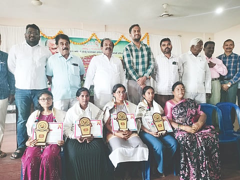 ತಿಪಟೂರಿನ ದೇವರಾಜ ಅರಸು ಭವನದಲ್ಲಿ ಹಮ್ಮಿಕೊಂಡಿದ್ದ ದೇವರಾಜ ಅರಸು ಜಯಂತಿಯಲ್ಲಿ ಎಸ್ಸೆಸ್ಸೆಲ್ಸಿ ಹಾಗೂ ಪಿಯುಸಿಯಲ್ಲಿ ಹೆಚ್ಚು ಅಂಕಪಡೆದ ವಿದ್ಯಾರ್ಥಿಗಳನ್ನು ಸನ್ಮಾನಿಸಲಾಯಿತು. ಮಡೇನೂರು ಕಾಂತರಾಜು, ಎಸ್.ಕೆ. ಜಗನ್ನಾಥ್, ಸುದರ್ಶನ್, ವಿಶ್ವೇಶ್ವರ ಬದರಗಡೆ, ಜಲಜಾಕ್ಷಮ್ಮ, ಕೆಂಪರಾಜ ಅರಸ್, ತರಕಾರಿ ನಾಗರಾಜು, ಉಪನ್ಯಾಸಕ ರೇಣುಕಯ್ಯ, ಗೋವಿಂದರಾಜು ಇತರರು ಇದ್ದರು. 