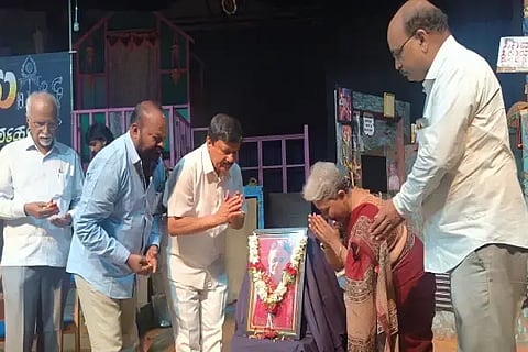 ಯಕ್ಷಗಾನ ಕಲಾವಿದ ಗೋವಿಂದ ಭಟ್ ಅವರ ಭಾವಚಿತ್ರಕ್ಕೆ ಶಾಸಕ ಆರಗ ಜ್ಞಾನೇಂದ್ರ ಪುಷ್ಪಾರ್ಚನೆ ಮಾಡಿ ಶ್ರದ್ಧಾಂಜಲಿ ಸಲ್ಲಿಸಿದರು. ವೀಣಾ ಶರ್ಮಾ, ಕಡಿದಾಳು ಪ್ರಕಾಶ್, ಸಂದೇಶ್ ಜವಳಿ ಇದ್ದರು.