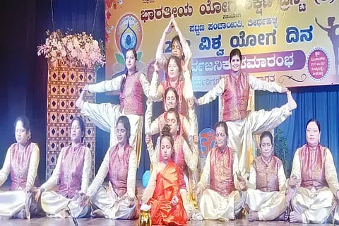 ಯೋಗ ದಿನಾಚರಣೆ ಅಂಗವಾಗಿ ತೀರ್ಥಹಳ್ಳಿಯಲ್ಲಿ ಭಾರತೀಯ ಯೋಗ ಶಿಕ್ಷಣ ಸಮಿತಿ ಏರ್ಪಡಿಸಿದ್ದ ಯೋಗ ನೃತ್ಯ ಪ್ರದರ್ಶನ.