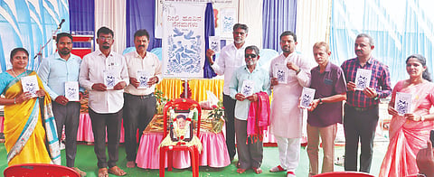 ತೀರ್ಥಹಳ್ಳಿಯಲ್ಲಿ ಯುವ ಲೇಖಕ ದಿ. ನಂದನ್ ಕುಪ್ಪಳಿ ಅವರ ನೀಲಿ ಹೂವಿನ ನೆನಪುಗಳು ಕವನ ಸಂಕಲನ ಬಿಡುಗಡೆ ಮಾಡಲಾಯಿತು. ನೆಂಪೆ ದೇವರಾಜ್, ಟಿ.ಕೆ.ರಮೇಶ್ ಶೆಟ್ಟಿ,  ರಾಮಚಂದ್ರ   ಕೊಪ್ಪಲು, ಶಿವಲಿಂಗೇಗೌಡ, ರಾಮಸ್ವಾಮಿ ಇದ್ದರು.