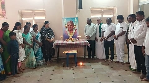 ಬಳ್ಳಾರಿಯ ಜೆಡಿಎಸ್ ಕಚೇರಿಯಲ್ಲಿ ಮಾಜಿ ಪ್ರಧಾನಿ ದೇವೆಗೌಡರ ಪತ್ನಿ ಚನ್ನಮ್ಮ ಅವರಿರ ಭಾವಚಿತ್ರಕ್ಕೆ ಪುಷ್ಪನಮನ ಸಲ್ಲಿಸಿ ಮೌನಚಾರಣೆ ಮಾಡಲಾಯಿತು. ಜಿಲ್ಲಾಧ್ಯಕ್ಷ ಮೀನಳ್ಳಿ ತಾಯಣ್ಣ, ಪದಾಧಿಕಾರಿಗಳಾದ ಹೊನ್ನೂರು ಸ್ವಾಮಿ, ಲಕ್ಷ್ಮೀಕಾಂತ ರೆಡ್ಡಿ, ಅದ್ದಿಗೇರಿ ರಾಮಣ್ಣ,  ವಸಂತ ಕುಮಾರ್, ಪುಷ್ಪಾ, ಮೇಘರಾಜ ಇತರರಿದ್ದರು.