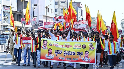ಬಳ್ಳಾರಿಯ ಗಡಗಿ ಚನ್ನಪ್ಪ ವೃತ್ತದಲ್ಲಿ ಕರ್ನಾಟಕ ರಕ್ಷಣಾ ವೇದಿಕೆ(ಪ್ರವೀಣ್ ಶೆಟ್ಟಿ ಬಣ)ದಿಂದ ಪ್ರತಿಭಟನೆ ನಡೆಯಿತು. ಜಿಲ್ಲಾಧ್ಯಕ್ಷ ವಿ.ಎಚ್.ಹುಲುಗಪ್ಪ, ಪದಾಧಿಕಾರಿಗಳಾದ ವೆಂಕಟೇಶ್, ಮಲ್ಲಿ, ರಾಮು, ರಾಜು, ವೀರೇಶ್ ಇತರರಿದ್ದರು