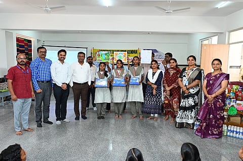 ಬಳ್ಳಾರಿಯ ರಾಷ್ಟ್ರೋತ್ಥಾನ ಶಾಲೆಯಲ್ಲಿ ನಂದಿನಿ ಹಾಲಿನ ಶೇಖರಣೆ ಮತ್ತು ವೈಜ್ಞಾನಿಕ ಸಂಸ್ಕರಣಾ ವಿಧಾನ ವಿವರಿಸುವ ಕಿರುಚಿತ್ರ ಪ್ರದರ್ಶಿಸಲಾಯಿತು. ಒಕ್ಕೂಟದ ಎಂಡಿ ಎಸ್.ಸುದರ್ಶನರೆಡ್ಡಿ, ಐಸ್‌ಕ್ರೀಂ ಘಟಕದ ಅಪರ ನಿರ್ದೇಶಕ ರವಿಕಿರಣ್,  ಮಾರುಕಟ್ಟೆ ವಿಭಾಗದ ವ್ಯವಸ್ಥಾಪಕ ವಿ. ನಾಗರಾಜ ಶರ್ಮ, ಪ್ರಾಂಶುಪಾಲೆ ಸರಸ್ವತಿ, ಒಕ್ಕೂಟದ ಸಹಾಯಕ ವ್ಯವಸ್ಥಾಪಕಿಗಳಾದ ಕೆ.ಆರ್. ಇಂದುಕಲಾ, ಜ್ಯೋತಿ ಇತರರಿದ್ದರು.