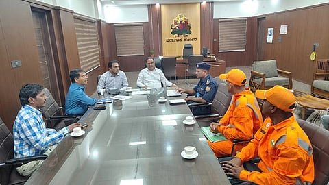 ಬಳ್ಳಾರಿಯ ಡಿಸಿ ಕಚೇರಿ ಸಭಾಂಗಣದಲ್ಲಿ ಆಯೋಜಿಸಿದ್ದ ಸಭೆಯಲ್ಲಿ ಡಿಸಿ ಕೆ.ನಾಗೇಂದ್ರ ಪ್ರಸಾದ್ ಮಾತನಾಡಿದರು. ಎಡಿಸಿ ಮಹಮ್ಮದ್ ಎನ್.ಜುಬೇರ್, ಜಿಪಂ ಸಿಇಒ ಮಹಮ್ಮದ್ ಹ್ಯಾರಿಸ್ ಸುಮೈರ್, ಜಿಲ್ಲಾ ವಿಪತ್ತು ನಿರ್ವಹಣಾ ಅಧಿಕಾರಿ  ಪರಮೇಶ, ರಾಷ್ಟ್ರೀಯ ವಿಪತ್ತು ನಿರ್ವಹಣಾ ಪ್ರಾಧಿಕಾರದ ಅಧಿಕಾರಿ ಅಜಯಕುಮಾರ್ ಇದ್ದರು.
