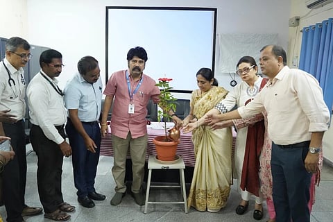 ಬಳ್ಳಾರಿಯ ಜಿಲ್ಲಾಸ್ಪತ್ರೆಯ ಆವರಣದಲ್ಲಿ ಆಯೋಜಿಸಿದ್ದ ವಿಶ್ವ ಮೆದುಳು ದಿನಾಚರಣೆ ಕಾರ್ಯಕ್ರಮವನ್ನು ಡಿಎಚ್‌ಒ ಡಾ.ಅಲಕನಂದ ಡಿ.ಮಳಗಿ ಉದ್ಘಾಟಿಸಿದರು. ಜಿಲ್ಲಾ ಸರ್ಜನ್ ಡಾ.ಎನ್.ಬಸರೆಡ್ಡಿ, ವೈದ್ಯಾಧಿಕಾರಿಗಳಾದ ಡಾ.ವಿ.ಕೆ.ಮರಿಯಂಬಿ, ಡಾ. ಡಾ.ಮಲ್ಲಿಕಾರ್ಜುನ್,  ಡಾ.ಎಂ.ಶ್ರೀಧರ್, ಡಾ.ರಾಕೇಶ್ ಇದ್ದರು.