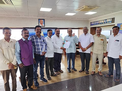 ಹುಬ್ಬಳ್ಳಿಯಲ್ಲಿ ನೈರುತ್ಯ ರೈಲ್ವೆ ವಲಯದ ಕಚೇರಿಯಲ್ಲಿ ಕರ್ನಾಟಕ ರಾಜ್ಯ ರೈಲ್ವೆ ಕ್ರಿಯಾ ಸಮಿತಿ ನಿಯೋಗವು ನಾನಾ ಬೇಡಿಕೆಗಳ ಈಡೇರಿಕೆಗೆ ಆಗ್ರಹಿಸಿ, ವಲಯದ ಜನರಲ್ ಮ್ಯಾನೇಜರ್ ಪದ್ಮನಾಭ ಅನಂತ್ ಅವರಿಗೆ ಮನವಿ ಸಲ್ಲಿಸಿತು. ಸಮಿತಿ ಅಧ್ಯಕ್ಷ ಕೆ.ಎಂ.ಮಹೇಶ್ವರಸ್ವಾಮಿ, ಪದಾಧಿಕಾರಿಗಳಾದ ಗುರು ಕಲ್ಮಠ, ಪಿ. ಬಂಡೆಗೌಡ, ಜಿ.ಎಂ. ಮಂಜುನಾಥ್, ಮಹೇಶ್‌ಗೌಡ, ಮಧುಸೂದನ್ ಗೌಡ, ವಿರುಪಾಕ್ಷಪ್ಪ , ಹೊಸಪೇಟೆ ಸತೀಶ್ ಇದ್ದರು.