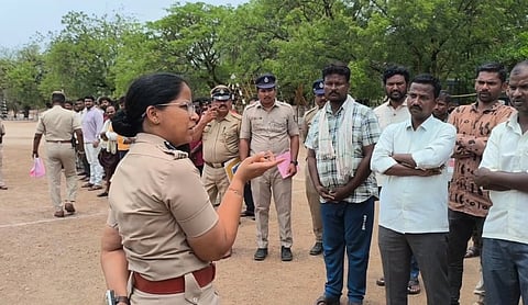 ಬಳ್ಳಾರಿಯ ಡಿಎಆರ್ ಮೈದಾನದಲ್ಲಿ ನಡೆದ ಪರೇಡ್‌ನಲ್ಲಿ ಎಸ್ಪಿ ಡಾ.ಸುಮನ್ ಡಿ.ಪನ್ನೇಕರ್ ರೌಡಿಶೀಟರ್‌ಗಳಿಗೆ ವಾರ್ನಿಂಗ್ ನೀಡಿದರು.