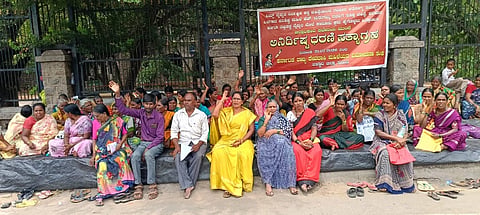 ಬಳ್ಳಾರಿಯ ಡಿಸಿ ಕಚೇರಿ ಮುಂಭಾಗದಲ್ಲಿ ಕರ್ನಾಟಕ ರಾಜ್ಯ ದೇವದಾಸಿ ಮಹಿಳೆಯರ ವಿಮೋಚನಾ ಸಂಘದಿಂದ ಅನಿರ್ದಿಷ್ಟ ಧರಣಿ ಸತ್ಯಾಗ್ರಹ ನಡೆಯಿತು. ಸಂಘದ ಜಿಲ್ಲಾಧ್ಯಕ್ಷ ಈರಮ್ಮ, ಪದಾಧಿಕಾರಿಗಳಾದ ಎ.ಸ್ವಾಮಿ,  ದುರುಗಮ್ಮ, ವೀರೇಶ, ಹುಲಿಗೆಮ್ಮ, ಮಾರೆಮ್ಮ, ತ್ರೀವೇಣಿ ಇತರರಿದ್ದರು.