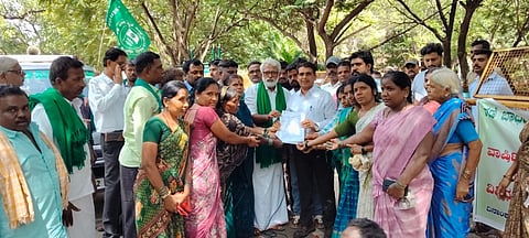 ಬಳ್ಳಾರಿಯ ಡಿಸಿ ಕಚೇರಿ ಆವರಣದಲ್ಲಿ ಗಣಿಕಂಪನಿಗಳು ನಿಯಮಬಾಹಿರ ಅದಿರು ಸಾಗಣೆ ನಿರ್ಬಂಧಗೊಳಿಸಿ ಎಂಬುದಾಗಿ ಆಗ್ರಹಿಸಿ ಎಡಿಸಿ ಮಹಮ್ಮದ್ ಎನ್.ಜುಬೇರ್ ಅವರಿಗೆ ಮನವಿ ಸಲ್ಲಿಸಲಾಯಿತು. ಸಮಿತಿಯ ಮುಖಂಡರಾದ ಆರ್.ಮಾಧವರೆಡ್ಡಿ, ಶ್ರೀಶೈಲ ಆಲದಹಳ್ಳಿ, ಮಲ್ಲಿಕಾರ್ಜುನರೆಡ್ಡಿ, ಟಿ.ಎಂ.ಶಿವಕುಮಾರ್, ಎಂ.ಎಲ್.ಕೆ.ನಾಯ್ಡು, ಶಂಕರಮೂರ್ತಿ, ಶೈಲೇಂದ್ರ ಪಾಟೀಲ್ ಇತರರಿದ್ದರು.