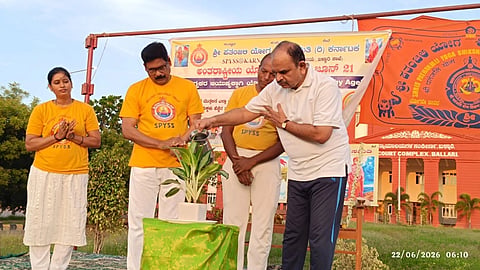 ಬಳ್ಳಾರಿಯ ಜಿಲ್ಲಾ ನ್ಯಾಯಾಲಯ ಆವರಣದಲ್ಲಿ ಆಯೋಜಿಸಿದ್ದ ಅಂತರರಾಷ್ಟ್ರೀಯ ಯೋಗ ದಿನಾಚರಣೆ ಕಾರ್ಯಕ್ರಮವನ್ನು ನ್ಯಾ.  ಸಿದ್ದಲಿಂಗ ಪ್ರಭು ಉದ್ಘಾಟಿಸಿದರು. ನ್ಯಾಯಾಧೀಶರಾದ ಎಚ್.ಎ. ಮೋಹನ್, ಪ್ರಮೋದ್ ಬಿ.ಜಿ., ಪ್ರಿಯಾಂಕ್ ಟಿ.ಕೆ. ಇದ್ದರು.