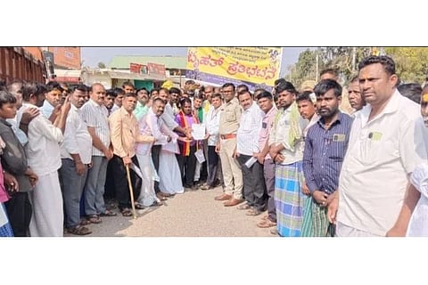 ಯಲಬುರ್ಗಾದಲ್ಲಿ ಬೀರಲಿಂಗೇಶ್ವರ ಕುರಿ ಮತ್ತು ಉಣ್ಣೆ ಉತ್ಪಾದಕರ ಸಹಕಾರ ಸಂಘದ ಪದಾಧಿಕಾರಿಗಳು ಪ್ರತಿಭಟನೆ ನಡೆಸಿ ಶಿರಸ್ತೇದಾರ್ ದೇವರಡ್ಡಿ, ಸಿಪಿಐ ಮೌನೇಶ್ವರ ಪಾಟೀಲ್‌ಗೆ ಮನವಿ ಸಲ್ಲಿಸಿದರು. ತಾಲೂಕು ಅಧ್ಯಕ್ಷ ಬಸವರಾಜ ಭಜಂತ್ರಿ, ಕರಾವೇ ತಾಲೂಕು ಅಧ್ಯಕ್ಷ ರಾಜಶೇಖರ ಶ್ಯಾಗೋಟಿ, ಶಿವು ರಾಜೂರ, ಎಸ್.ಕೆ. ದಾನಕೈ, ರೇವಣೆಪ್ಪ ಹಿರೇಕುರುಬರ, ನೀಲನಗೌಡ ತಳುವಗೇರಿ ಇತರರಿದ್ದರು.