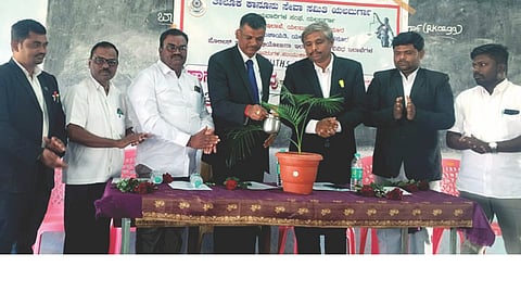 ಯಲಬುರ್ಗಾದಲ್ಲಿ ಹಮ್ಮಿಕೊಂಡಿದ್ದ ಯುವ ದಿನ ಕಾರ್ಯಕ್ರಮವನ್ನು ಹಿರಿಯ ಸಿವಿಲ್ ನ್ಯಾಯಾಧೀಶ ಜೆ.ರಂಗಸ್ವಾಮಿ ಉದ್ಘಾಟಿಸಿದರು. ವಕೀಲರ ಸಂಘದ ತಾಲೂಕಾಧ್ಯಕ್ಷ ಸುಭಾಷ್ ಹೊಂಬಳ, ಸಹಾಯಕ ಸರ್ಕಾರಿ ಅಭಿಯೋಜಕ ರವಿ ಹುಣಸಿಮರದ, ಅಪರ ಸರ್ಕಾರಿ ವಕೀಲರಾದ ಮಲ್ಲನಗೌಡ ಪಾಟೀಲ್, ಈ.ಟಿ.ಮಹಾಂತೇಶ, ಹಸನ್‌ಸಾಬ್ ನದಾಫ್ ಇತರರಿದ್ದರು.