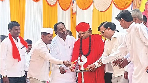 ಯಲಬುರ್ಗಾದಲ್ಲಿ ಹಮ್ಮಿಕೊಂಡಿದ್ದ ಶಿವಯೋಗಿ ಸಿದ್ದರಾಮೇಶ್ವರ ಜಯಂತಿ ಕಾರ್ಯಕ್ರವನ್ನು ಸಿಎಂ ಆರ್ಥಿಕ ಸಲಹೆಗಾರ ಬಸವರಾಜ ರಾಯರಡ್ಡಿ ಉದ್ಘಾಟಿಸಿದರು. ಭೋವಿ ಗುರುಪೀಠದ ಶ್ರೀ ಇಮ್ಮಡಿ ಸಿದ್ದರಾಮೇಶ್ವರ ಸ್ವಾಮೀಜಿ, ರಾಜ್ಯ ಭೋವಿ ನಿಗಮದ ರಾಜ್ಯಾಧ್ಯಕ್ಷ ಎಸ್.ರಾಮಪ್ಪ ಭೋವಿ, ಪ್ರಮುಖರಾದ ಕರಿಬಸಪ್ಪ ನಿಡಗುಂದಿ, ಶರಣಪ್ಪ ಗಾಂಜಿ, ರೇವಣಪ್ಪ ವಜ್ರಬಂಡಿ, ವೀರನಗೌಡ ಪಾಟೀಲ್, ಡಾ.ಶಿವನಗೌಡ ದಾನರೆಡ್ಡಿ ಇತರರಿದ್ದರು.