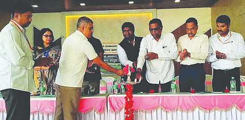 ಆನೇಕಲ್​ ತಾಲೂಕು ಮರಸೂರಿನಲ್ಲಿ ಹಮ್ಮಿಕೊಂಡಿದ್ದ ಸಮಗ್ರ ಕೃಷಿ ಪದ್ಧತಿ ತರಬೇತಿ, ಚರ್ಚಾಗೋಷ್ಠಿ ಮತ್ತು ರೈತರ ಸಮಾವೇಶದಲ್ಲಿ ಎಂ.ಜೆ.ಅಂಜನ್​ ಕುಮಾರ್​, ಪಿಡಿಒ ಮುರಳಿ, ಪುರುಷೋತ್ತಮ ರೆಡ್ಡಿ, ಭಾರ್ಗವ ರೆಡ್ಡಿ, ಸಂಜಯ್​ ಕುಮಾರ್​, ಮಂಜುನಾಥಸ್ವಾಮಿ, ಸಂಪಂಗಿ ಇದ್ದರು.