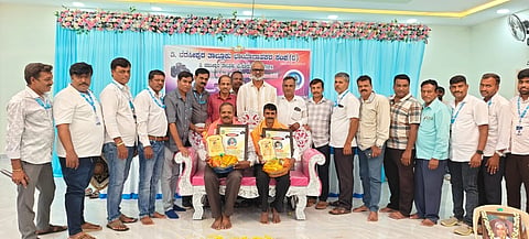 ತಿ.ನರಸೀಪುರ ಪಟ್ಟಣದ ಹೆಳವರಹುಂಡಿಯಲ್ಲಿರುವ ಶ್ರೀ ಕನಕ ಭವನದಲ್ಲಿ ಶನಿವಾರ ಆಯೋಜಿಸಿದ್ದ ವಿಶ್ವ ಛಾಯಾಗ್ರಹಣ ದಿನಾಚರಣೆಯಲ್ಲಿ ಹಿರಿಯ ಛಾಯಾಗ್ರಾಹಕರರಾದ ಎಂ. ಧನಂಜಯ ಹಾಗೂ ಸಿ. ನಂಜುಂಡರಾಧ್ಯ ಅವರನ್ನು ಸನ್ಮಾನಿಸಲಾಯಿತು. ಸೋಸಲೆ ಗಂಗಾಧರ್, ಡಾ.ಎಂ.ಮಾದೇಶ, ಬಿ.ವಿಜಯ್, ಧನಂಜಯ, ಮಹೇಶ್, ಎಸ್.ಕೆ.ಶಿವಕುಮಾರ್, ಶಾಂತಕುಮಾರ್, ನಟರಾಜು ಇತರರು ಇದ್ದರು.