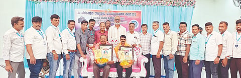 ತಿ.ನರಸೀಪುರ ಪಟ್ಟಣದ ಹೆಳವರಹುಂಡಿಯಲ್ಲಿರುವ ಶ್ರೀಕನಕ ಭವನದಲ್ಲಿ ಶನಿವಾರ ಆಯೋಜಿಸಿದ್ದ ವಿಶ್ವ ಛಾಯಾಗ್ರಹಣ ದಿನಾಚರಣೆಯಲ್ಲಿ ಹಿರಿಯ ಛಾಯಾಗ್ರಾಹಕರರಾದ ಎಂ.ಧನಂಜಯ ಹಾಗೂ ಸಿ.ನಂಜುಂಡರಾಧ್ಯ ಅವರನ್ನು ಸನ್ಮಾನಿಸಲಾಯಿತು. ಸೋಸಲೆ ಗಂಗಾಧರ್, ಡಾ.ಎಂ.ಮಾದೇಶ, ಬಿ.ವಿಜಯ್, ಧನಂಜಯ, ಮಹೇಶ್, ಎಸ್.ಕೆ.ಶಿವಕುಮಾರ್, ಶಾಂತಕುಮಾರ್, ನಟರಾಜು ಇತರರಿದ್ದರು.