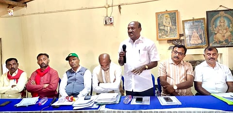 ಬಂಗಾರಪೇಟೆ ತಾಲೂಕು Farmers ಅನಿಗಾನಹಳ್ಳಿ ಬಳಿಯ ಸಭಾಂಗಣದಲ್ಲಿ ಅರಣ್ಯ ಇಲಾಖೆ ದೌರ್ಜನ್ಯಕ್ಕೆ ಒಳಗಾದ 3 ತಾಲೂಕಿನ ರೈತರನ್ನು ಉದ್ದೇಶಿಸಿ ಭೂ ಸಂತ್ರಸ್ತರ ಹೋರಾಟ ಸಮಿತಿ ಸಂಚಾಲಕ ಸಿಪಿಎಂ ಗೋಪಾಲ್​ ಮಾತನಾಡಿದರು. ಸಂಚಾಲಕ ಆರ್​.ಶ್ರೀನಿವಾಸ್​ ಇದ್ದರು.