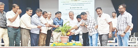 ಚಿಕ್ಕನಾಯಕಹಳ್ಳಿಯ ತೀನಂಶ್ರೀ ಭವನದಲ್ಲಿ ಹಮ್ಮಿಕೊಂಡಿದ್ದ ವಿಶೇಷ ಸಭೆಯನ್ನು ಶಾಸಕ ಸಿ.ಬಿ.ಸುರೇಶ್‌ಬಾಬು ಉದ್ಘಾಟಿಸಿದರು. ಬಿಇಒ ಸಿ.ಎಸ್ ಕಾಂತರಾಜು, ಅಕ್ಷರದಾಸೋಹ ಸಹಾಯಕ ನಿರ್ದೇಶಕ ಗವಿರಂಗಯ್ಯ, ಸರ್ಕಾರಿ ನೌಕರರ ಸಂದ ನಿಕಟಪೂರ್ವ ಅಧ್ಯಕ್ಷ ಅರ್.ಪರಶಿವಮೂರ್ತಿ ಇದ್ದರು. 