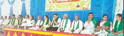 ಚಿಕ್ಕನಾಯಕಹಳ್ಳಿಯಲ್ಲಿ Farmer ಆಯೋಜಿಸಿದ್ದ 46ನೇ ರೈತ ಹುತಾತ್ಮ ದಿನಾಚರಣೆಯಲ್ಲಿ ಎಚ್​.ಆರ್​.ಹೊನ್ನೆಬಾಗಿ, ಭಟ್ಟರಹಳ್ಳಿ ಮಲ್ಲಿಕಾರ್ಜುನ, ಮಂಜುನಾಥ್​, ಲಿಂಗಣ್ಣ, ಮಧು, ರಂಗಸ್ವಾಮಿ, ಶ್ರೀನಿವಾಸಮೂರ್ತಿ ಇತರರು ಇದ್ದರು.