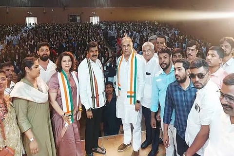 ಚಿಕ್ಕಮಗಳೂರಿನ ಕುವೆಂಪು ಕಲಾಮಂದಿರದಲ್ಲಿ ಜಿಲ್ಲಾ ಕಾಂಗ್ರೆಸ್, ಯುವ ಕಾಂಗ್ರೆಸ್ ಹಾಗೂ ಎನ್ ಎಸ್ ಯುಐ ನೇತೃತ್ವದಲ್ಲಿ ಆಯೋಜಿಸಲಾಗಿದ್ದ ಛಾತ್ರೊಂಕಿ ಗೂಂಜ್ ಕಾರ್ಯಕ್ರಮದಲ್ಲಿ ದಿನೇಶ್‌ ಗುಂಡೂರಾವ್‌, ಅಂಜಲಿ ನಿಂಬಾಳ್ಕರ್, ಪುಷ್ಪಲತಾ, ಎಚ್‌.ಡಿ.ತಮ್ಮಯ್ಯ, ಎಚ್‌.ಪಿ.ಮಂಜೇಗೌಡ ಮತ್ತಿತರರಿದ್ದರು.