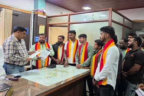 ಚಿಕ್ಕಮಗಳೂರು ನಗರಸಭೆ ಪೌರಾಯುಕ್ತ ಬಿ.ಸಿ.ಬಸವರಾಜ್‌ ಅವರಿಗೆ ಮನವಿ ಸಲ್ಲಿಸಿದ ಕರ್ನಾಟಕ ರಕ್ಷಣಾ ವೇದಿಕೆ ಕಾರ್ಯಕರ್ತರು ನಗರದ ಅಂಗಡಿ ಮುಂಗಟ್ಟುಗಳಲ್ಲಿ ಶೇ.೬೦ರಷ್ಟು ಕನ್ನಡ ಭಾಷೆ ಬಳಸದಿರುವ ವಿರುದ್ಧ ಜು.೨೫ ರಂದು ನಾಮಫಲಕ ತೆರವು ಕಾರ್ಯಕ್ರಮ ಹಮ್ಮಿಕೊಳ್ಳಲು ತೀರ್ಮಾನಿಸಲಾಗಿದೆ ಎಂದರು.