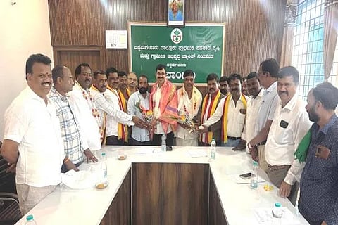 ಚಿಕ್ಕಮಗಳೂರು ತಾಲೂಕು ಪ್ರಾಥಮಿಕ ಸಹಕಾರ ಕೃಷಿ ಮತ್ತು ಗ್ರಾಮೀಣ ಅಭೀವೃದ್ದಿ ಬ್ಯಾಂಕ್‌ಗೆ ನೂತನ ಅಧ್ಯಕ್ಷರಾಗಿ ಆಯ್ಕೆಗೊಂಡ ಕೆ.ಪಿ.ಸತೀಶ್‌ಗೌಡ ಹಾಗೂ ಉಪಾಧ್ಯಕ್ಷರಾಗಿ ಎಲ್.ಆರ್.ಈ ಶ್ವರಪ್ಪ ಅವರಿಗೆ ಬುಧವಾರ ಜಿಲ್ಲಾ ಕನ್ನಡಸೇನೆ ಕಾರ್ಯಕರ್ತರು ಗೌರವಿಸುವ ಮೂಲಕ ಅಭಿನಂದನೆ ಸಲ್ಲಿಸಿದರು.