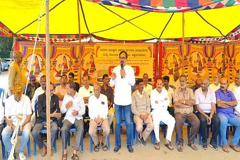 ಚಿಕ್ಕಮಗಳೂರಿನ ಆಜಾದ್‌ ಪಾರ್ಕ್ ವೃತ್ತದಲ್ಲಿ ಪ್ರತಿಭಟನೆ ನಡೆಸಿದ  ಸಮಾನ ಮನಸ್ಕರು ಹಾಗೂ ವಿವಿಧ ಪ್ರಗತಿಪರ ಸಂಘಟನೆಗಳ ಒಕ್ಕೂಟದ ಕಾರ್ಯಕರ್ತರು ನೀಟ್ ಪರೀಕ್ಷೆಯ ಪ್ರಶ್ನೆ ಪತ್ರಿಕೆ ಸೋರಿಕೆ ಹಾಗೂ ಪರೀಕ್ಷಾ ಅಕ್ರಮಗಳನ್ನು ತಡೆಯುವಲ್ಲಿ ಕೇಂದ್ರ ಸರ್ಕಾರ ಮತ್ತು ಕೇಂದ್ರ ಶಿಕ್ಷಣ ಸಚಿವರು ವಿಫಲರಾಗಿದ್ದಾರೆ ಎಂದು ಆರೋಪಿಸಿ, ಕೇಂದ್ರ ಶಿಕ್ಷಣ ಸಚಿವ ಧರ್ಮೇಂದ್ರ ಪ್ರಧಾನ್ ರಾಜೀನಾಮೆ ನೀಡಬೇಕು ಎಂದು ಒತ್ತಾಯಿಸಿದರು. ಎಂ.ಎಲ್‌.ಮೂರ್ತಿ ಮಾತನಾಡಿದರು.