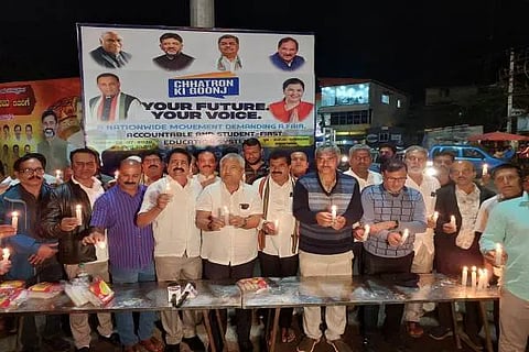 ಚಿಕ್ಕಮಗಳೂರಿನ ಅಜಾದ್ ಪಾರ್ಕ್ ವೃತದಲ್ಲಿ ಕಾಂಗ್ರೆಸ್ ಕಾರ್ಯಕರ್ತರು ಕ್ಯಾಂಡಲ್ ಹಚ್ಚುವ ಮೂಲಕ ನೀಟ್ ಪ್ರಶ್ನೆ ಪತ್ರಿಕೆ ಸೋರಿಕೆಯಿಂದ ಆತ್ಮಹತ್ಯೆ ಮಾಡಿಕೊಂಡ ವಿದ್ಯಾರ್ಥಿಗಳಿಗೆ ಶ್ರದ್ಧಾಂಜಲಿ ಸಲ್ಲಿಸಿದರು.