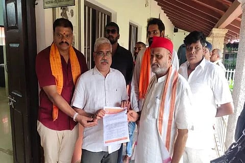 ಚಿಕ್ಕಮಗಳೂರು ಜಿಲ್ಲಾಡಳಿತಕ್ಕೆ ಪ್ರಮೋದ್ ಮುತಾಲಿಕ್ ನೇತೃತ್ವದಲ್ಲಿ ಮನವಿ ಸಲ್ಲಿಸಿದ ಶ್ರೀರಾಮ ಸೇನೆ ಮುಖಂಡರು ಬಕ್ರೀದ್ ಸಂದರ್ಭದಲ್ಲಿ ಗೋಹತ್ಯೆ ತಡೆಯಲು ಕಟ್ಟುನಿಟ್ಟಿನ ಕ್ರಮ ಕೈಗೊಳ್ಳಬೇಕು ಎಂದು ಒತ್ತಾಯಿಸಿದರು. ಪೃಥ್ವಿರಾಜ್ ಕರ್ಲೇಕರ್, ಸುನೀಲ್ ಶೆಟ್ಟಿ, ಶಶಾಂಕ್ ಗೌಡ ಮತ್ತಿತರರಿದ್ದರು.