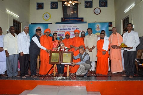 ಡಾ. ಎಸ್.ಆರ್. ಗುಂಜಾಳ ಅವರಿಗೆ 1 ಲಕ್ಷ ನಗದು ಸಹಿತ ಸ್ಮರಣ ಫಲಕ ನೀಡಿ "ಶ್ರೀ ಮೃತ್ಯುಂಜಯ- ಮಹಾಂತ' ಪ್ರಶಸ್ತಿ ನೀಡಿ ಗೌರವಿಸಲಾಯಿತು.