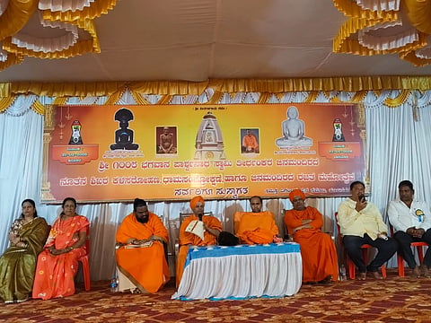ಹೂವಿನಹಡಗಲಿ ಪಾರ್ಶ್ವನಾಥ ದಿಗಂಬರ ಜೈನ ಬಸದಿ ಗೋಪುರ ಕಲಶಾರೋಹಣ ಕಾರ್ಯಕ್ರಮದ ಅಂಗವಾಗಿ ಆಯೋಜಿಸಿದ್ದ  ಧರ್ಮಸಭೆಯಲ್ಲಿ ಶಾಖಾ ಗವಿಮಠದ ಡಾ.ಹಿರಿಶಾಂತವೀರ ಸ್ವಾಮೀಜಿ ಮಾತನಾಡಿದರು. 