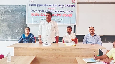 meeting ಗುಬ್ಬಿ ತಾಲೂಕಿನ ಸರ್ಕಾರಿ ಪ್ರಥಮ ದರ್ಜೆ ಕಾಲೇಜಿನಲ್ಲಿ ಹಳೇ ವಿದ್ಯಾರ್ಥಿಗಳ ಸಂಘದ ಸದಸ್ಯರ ಸಭೆ ನಡೆಯಿತು. ಲೋಕೇಶ, ರಂಗಸ್ವಾಮಿ ರಾಮಾಂಜನೇಯ, ಮಧು, ಬಸವರಾಜು,ಉಪನ್ಯಾಸಕ ಗಂಗಾಧರ್​, ಮಲ್ಲಿಕಾರ್ಜುನ ಪ್ರಭು, ಶಿವಪ್ಪ ಇದ್ದರು. 